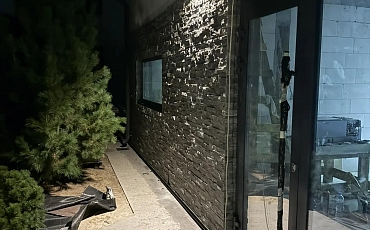 Черный кварцит Monsoon Black: как RKS SLATE облицевала дом в Нижнем Новгороде