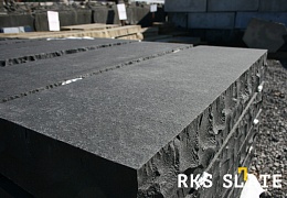 Ступень из камня, Belgian Black, колотая, 1000х300х150 мм