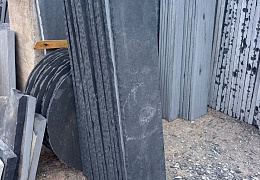 Ступень из камня, Belgian Black, колотая, 350х30 мм
