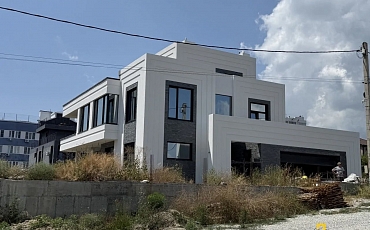 Фасад дома в Новороссийске: RKS SLATE Кварцит Silver Grey Natural в экстерьере