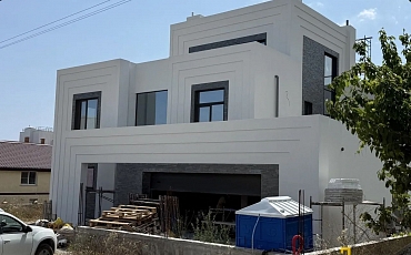 Фасад дома в Новороссийске: RKS SLATE Кварцит Silver Grey Natural в экстерьере