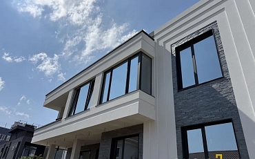 Фасад дома в Новороссийске: RKS SLATE Кварцит Silver Grey Natural в экстерьере